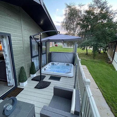 Reynards Retreat Lodge With Hot Tub Barmby on the Moor المظهر الخارجي الصورة