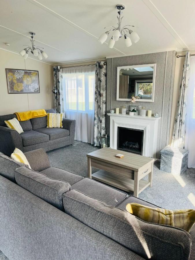 Reynards Retreat Lodge With Hot Tub Barmby on the Moor المظهر الخارجي الصورة