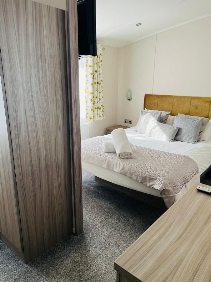 Reynards Retreat Lodge With Hot Tub Barmby on the Moor المظهر الخارجي الصورة