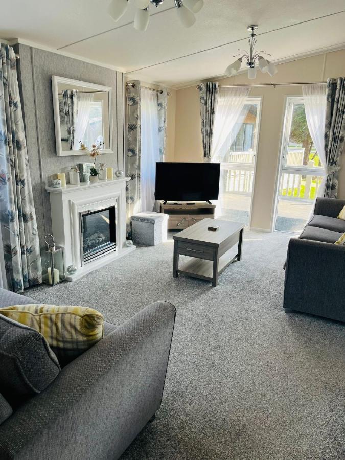 Reynards Retreat Lodge With Hot Tub Barmby on the Moor المظهر الخارجي الصورة
